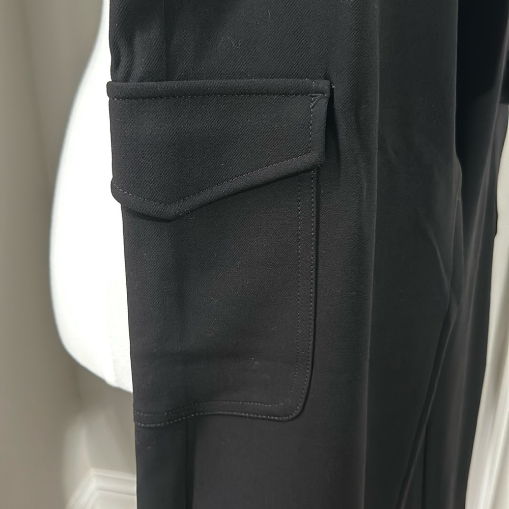 NWT - Express black cargo pants with cinched ankles. Size 6R - Picture 5 of 6